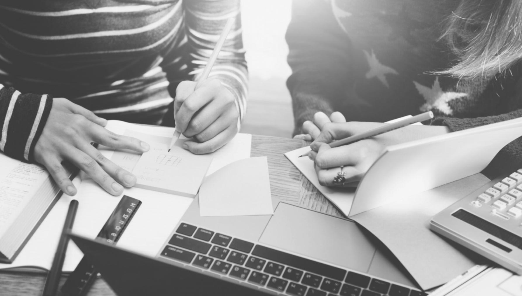 Equipo de lumbirozia trabajando en análisis financiero