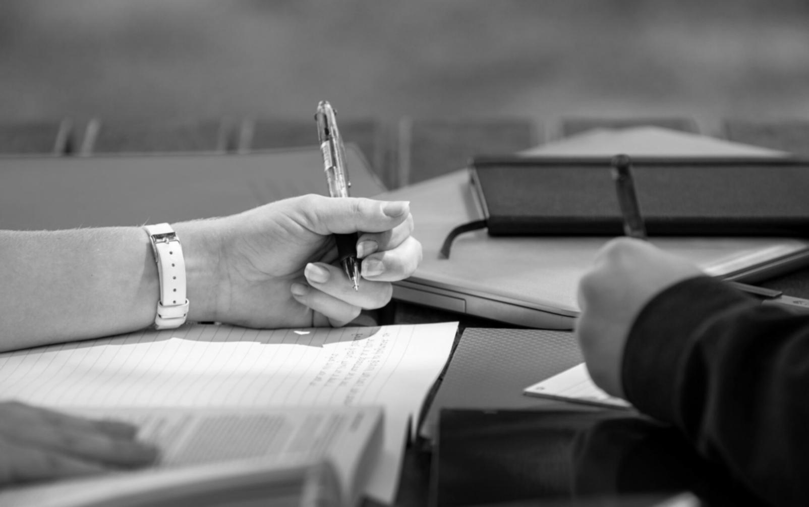 Estudiante trabajando en modelos financieros complejos en ambiente profesional